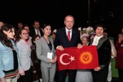 Президент Турции Эрдоган спел вместе с кыргызской девочкой Бермет Жумабековой