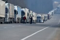 Кыргызстанские водители жалуются на произвол казахстанских пограничников