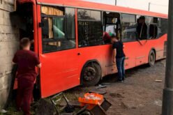 В России кыргызстанец спас людей в автобусе, попавших в аварию, его наградили