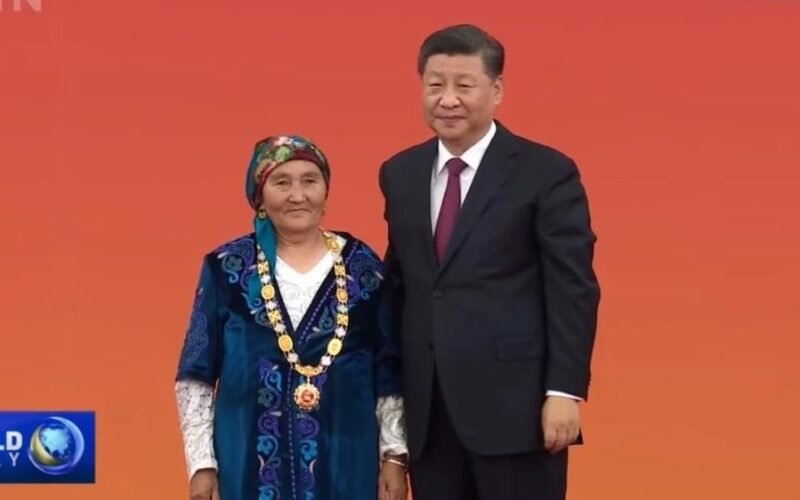 Председатель Китая Си Цзиньпин вручил этнической кыргызке награду высшей степени