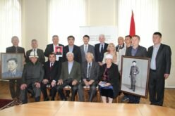 Историческому музею вручили портреты двух кыргызстанцев, которые воевали во Франции